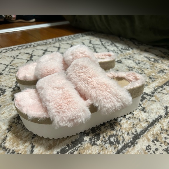 Madden girl fuzzy platform sandals - Picture 2 of 5